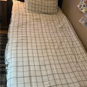 Elegant Checkered Bedding Set in White and Black